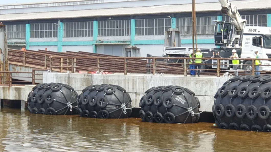 Evergreen Premium Quality Factory 2.5X5.5 3.3X6.5 Floating Net Type Sling Rubber Marine Ship Roller Yokohama Pneumatic Fender Defense Bumper